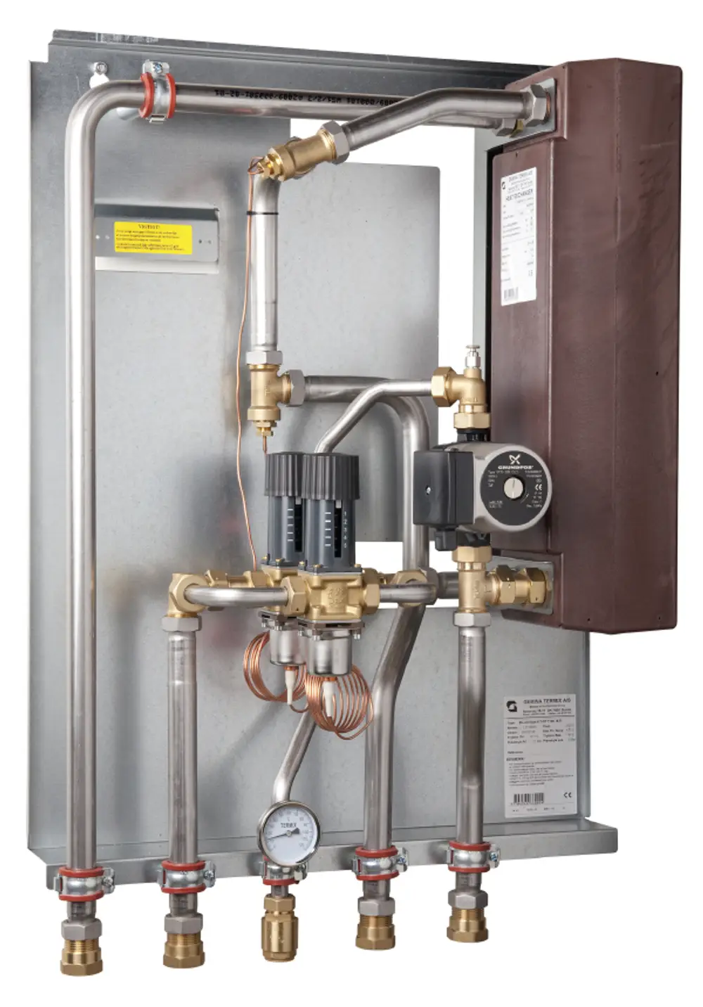 Durchlauferhitzer mit verchromten Rohren und mehreren Anschlüssen. Das Gerät von Danfoss zeigt Regler, Druckmesser und diverse Ventile zur Warmwasseraufbereitung.